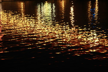 Reflet de la ville de Lyon dans le Rhône