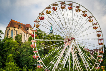 Backnang Stiftskirche und Stadtturm hinter Riesenrad Tele