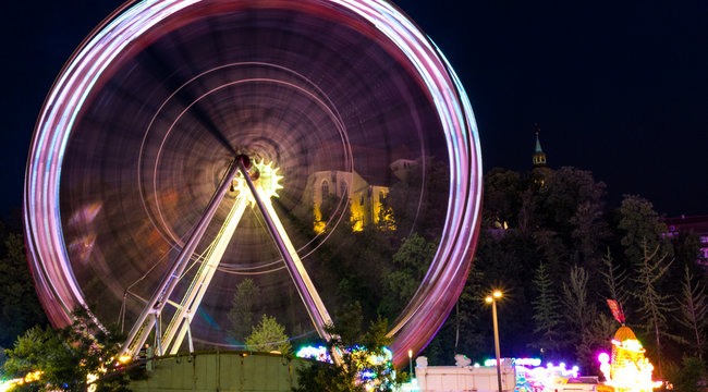 Backnang Stiftskirche und Stadtturm hinter Riesenrad nachts