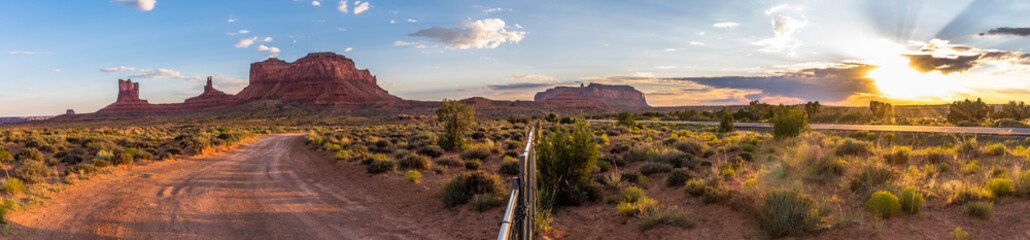 Monument Valley zu Sonnenuntergang Panorama