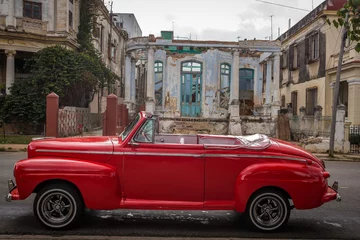 Papier Peint photo Lavable Havana Red ,American classic car on old Hawana street 