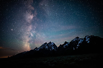 Grand Teton Mountains von der Milchstraße silhouettiert