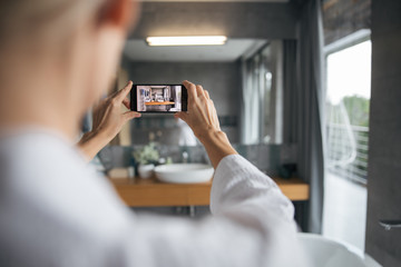 Focused photo on female that taking photo