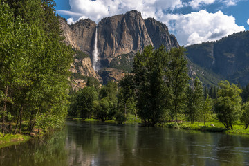 Blick auf Yosemite Fall über Merced River im Yosemite Valley
