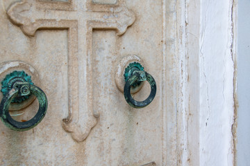 Ösen an einer Abplatte auf einem Friedhof in Spanien 