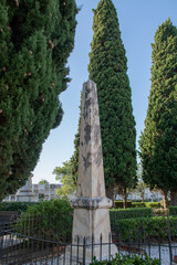 Großer Grabstein, Stele auf einem Friedhof in Spanien 