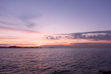 Obraz premium Sea sunset landscape. Pink clouds.