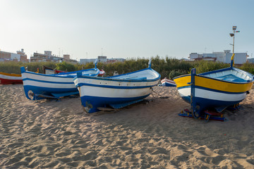 Fischerboote liegen am Strand