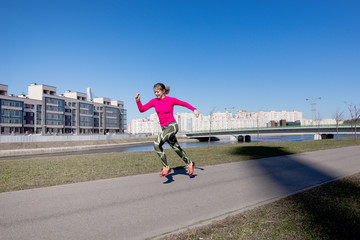 1 white chubby woman running in the city along the embankment, runner