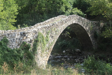 Fototapeta na wymiar stone bridge of the Margineda Andorra