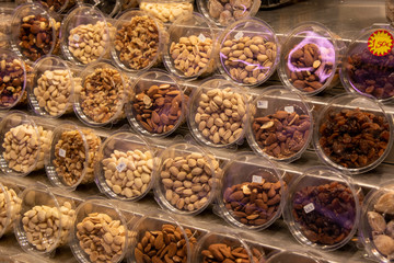 Auswahl an Nüssen und Rosinen auf einem Markt