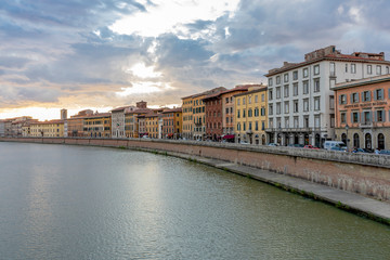 Fototapeta na wymiar Río en Pisa Italia