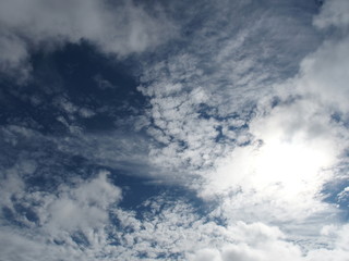 秋空、雲の向こうの太陽
