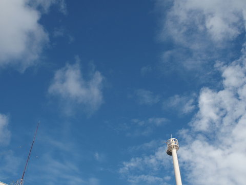 秋空に伸びる避雷針と電波塔