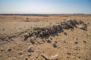 Fototapeta na wymiar Panoramaaufnahme der kargen und weiten Wüstenlandschaft am Welwitschia Drive mit Bergen und spärlicher Vegetation in der Wüste Namib bei Swakopmund in Namibia