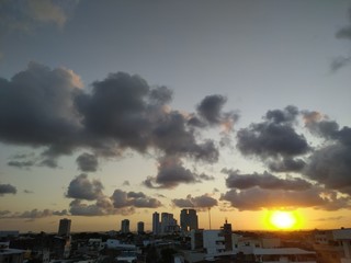 Naklejka premium sunset over city