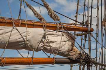 Takelage eines alten Segelschiffs