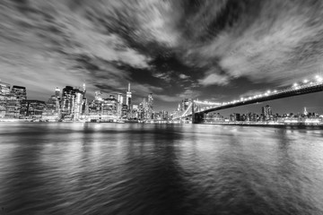 Fototapeta na wymiar Manhattan skyline and Brooklyn Bridge by night