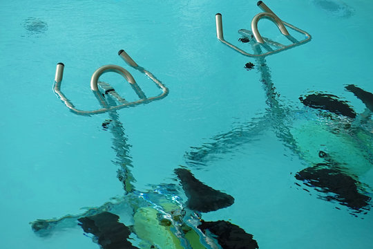 Des v&eacute;los immerg&eacute;s pour pratiquer l'aquabiking 