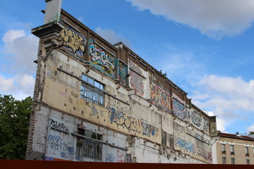 Mur taggé de l'ancienne entrée des usines renault à Boulogne-billancourt