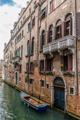 Obraz na płótnie Canvas Boat at the door of the Venetian Palace