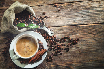 Tasse d& 39 espresso avec des grains de café