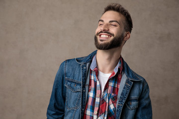 Obraz premium smiling young model wearing blue denim jacket