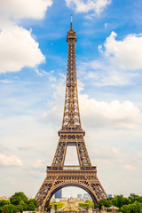 Der Eiffelturm in Paris an einem wunderschönen Tag im Sommer