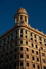 Edificio entre sol y sombra