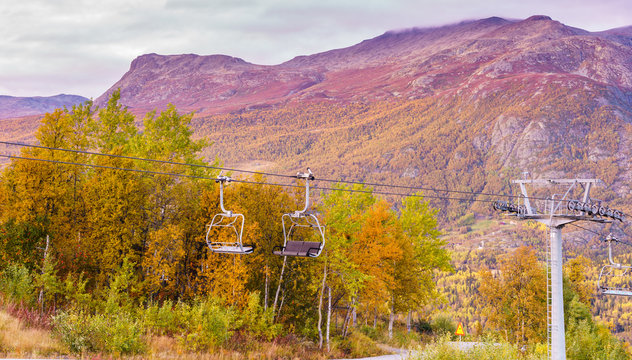 Widok na szczyty g&oacute;rskie w Hemsedal z ośrodka narciarskiego w norweskim regionie Buskerud p&oacute;źnym latem, wczesną jesienią