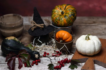 Preparativi per la festa di Halloween. Natura morta con zucca.
