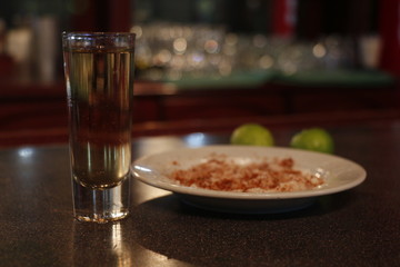 Vaso de tequila sobre barra de bar