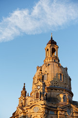 Fototapeta na wymiar Dresden - Blick von unten auf die Kuppel der Frauenkirche im Abendlicht, Schleierwolke über dem Kuppelturm, Glockenturm im Vordergrund, Detailansicht - Location: Deutschland, Dresden, Neumarkt