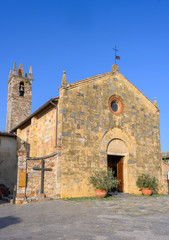 Fototapeta na wymiar Die Kirche Chiesa di Santa Maria Assunta in Monteriggioni, Toskana, Italien