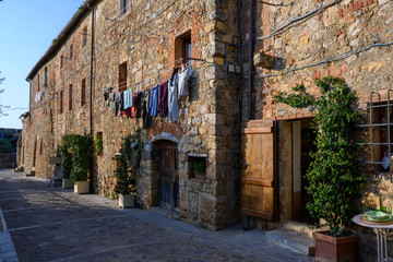 Straße im historischen Monteriggioni, Toskana, Italien