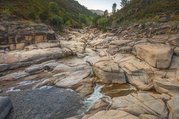 Fototapeta na wymiar curso de água do riacho nas pedras na montanha