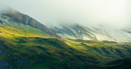 Berghang in Wolken mit Schnee am Morgen