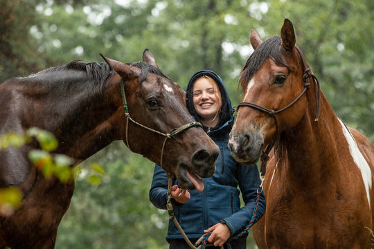 M&auml;dchen mit Pferden in der regnerischen Heide