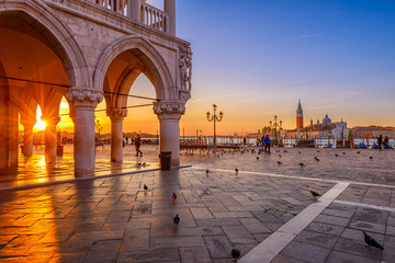 Obraz premium Wschód słońca widok na plac San Marco, Pałac Dożów (Palazzo Ducale) w Wenecji, Włochy. Architektura i punkt orientacyjny Wenecji. Wschód słońca pejzaż Wenecji.