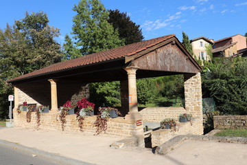 Fototapeta na wymiar Lavoir en pierre dans le village de Curis au Mont d'Or - département du Rhône - France