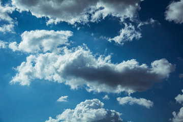 jasne chmury na błękitnym niebie © panoramix777