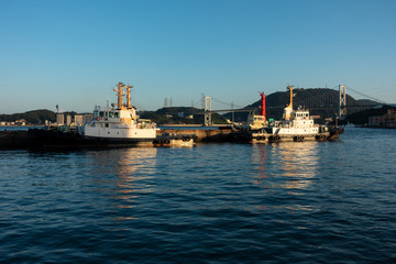 関門海峡。朝日を受けるタグボートDSC0041