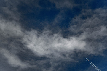 深い青の空