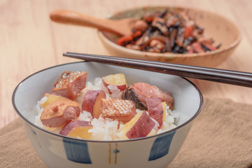 鮭とサツマイモの炊き込みご飯