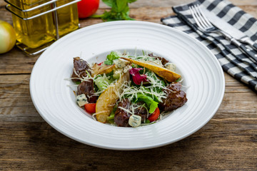 Salad with chicken liver and pear