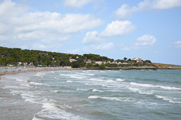 mare agitato in una spiaggia del gargano, con onde alte e forte vento