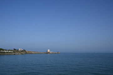 Baia pugliese  con una torre di avvistamento saracena e con un antico trabucco