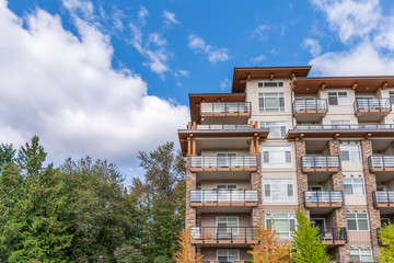 Obraz premium The top of an apartment building with nice windows.
