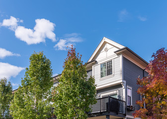 The top of an apartment building with nice windows.