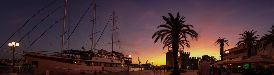 Jacht w zatoce w trakcie zachodu słońca © Piotr